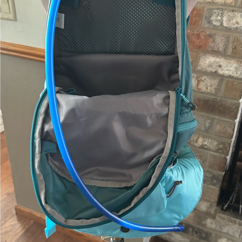 Camelbak Teal and Light Blue Backpack - Picture 4 of 16